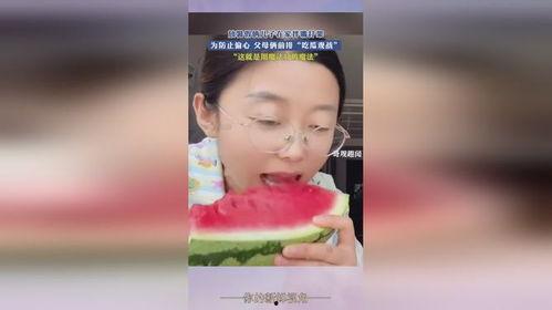 前排的吃瓜少女