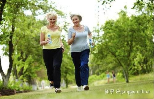 老人跑步集体吃瓜,老人们跑步吃瓜，共享健康与欢乐时光
