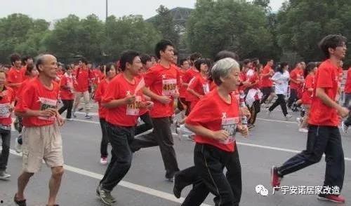 老人跑步集体吃瓜,老人们跑步吃瓜，共享健康与欢乐时光