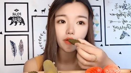 小姐姐吃小瓜,小姐姐与美味小瓜的浪漫邂逅