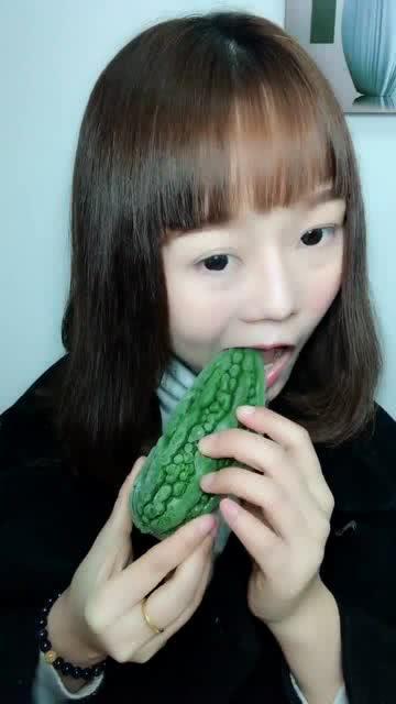 小姐姐吃小瓜,小姐姐与美味小瓜的浪漫邂逅