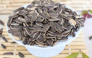 村口嗑瓜子吃瓜,闲话家常，品味乡村生活百态