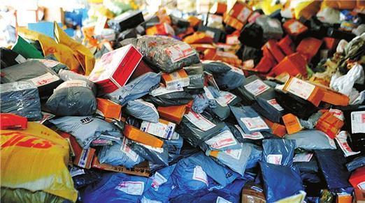 拿快递时吃瓜,拿快递时的趣味瞬间