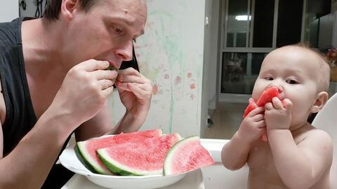 爸爸吃瓜的图片,吃瓜时光的美好瞬间